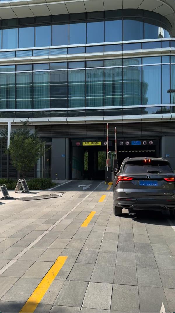 距離大興機(jī)場(chǎng)航站樓2公里停車場(chǎng)多少錢停一天